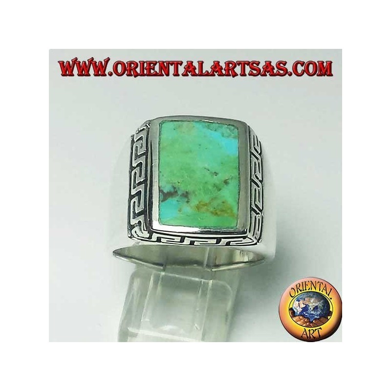Anillo de plata con turquesa rectangular natural rodeado de un grabado griego