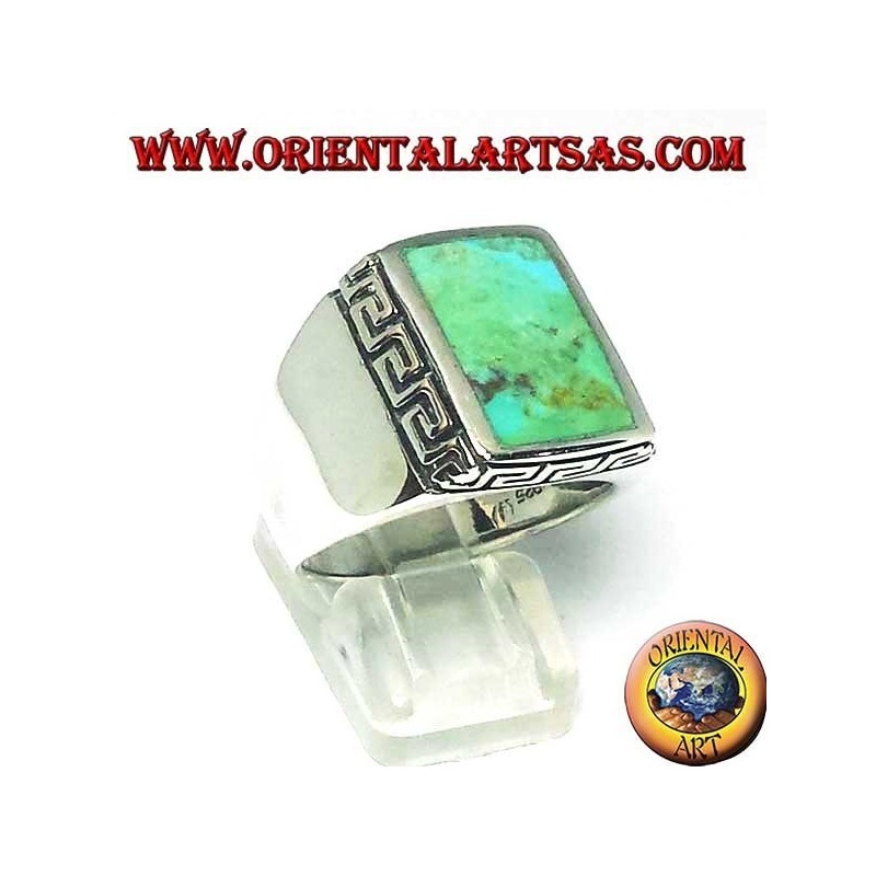 Anillo de plata con turquesa rectangular natural rodeado de un grabado griego