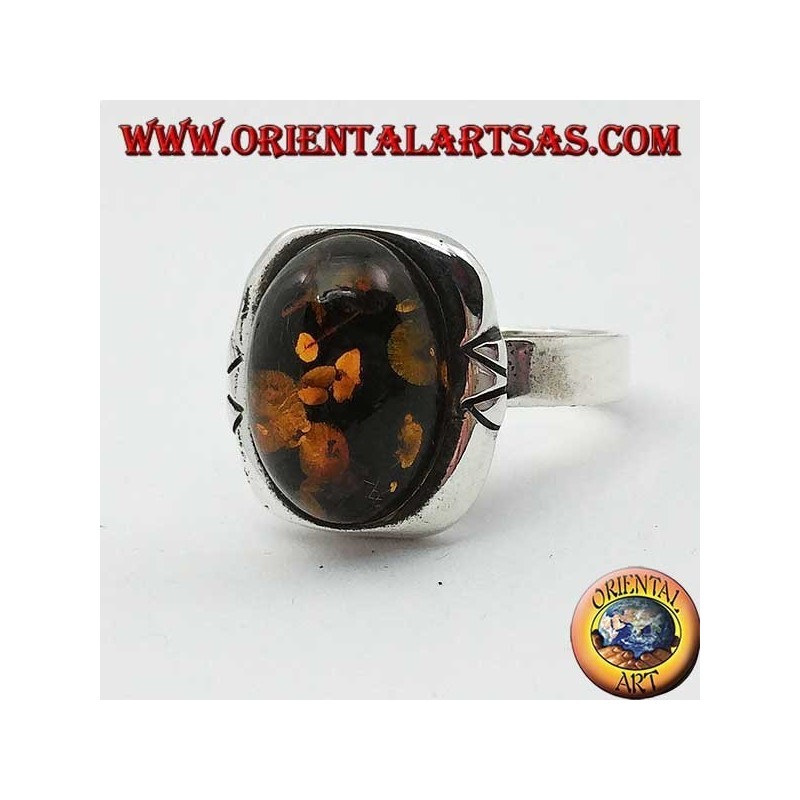 Anillo de plata con ámbar verde ovalado y gran borde grabado