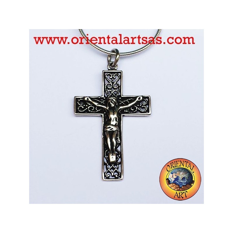 Ciondolo crocifisso in argento su croce rintagliata
