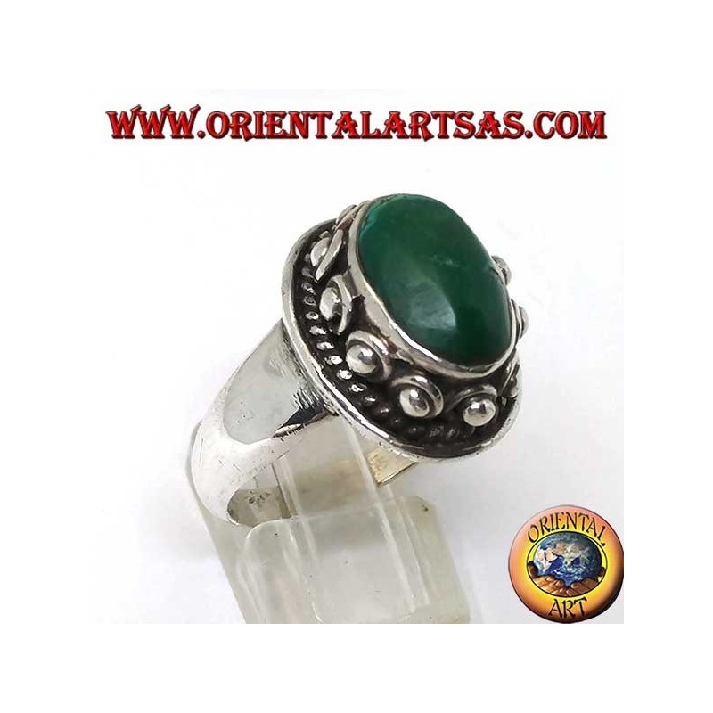 Anello in argento con borchie intorno al cassone, del Turchese antico naturale ovale