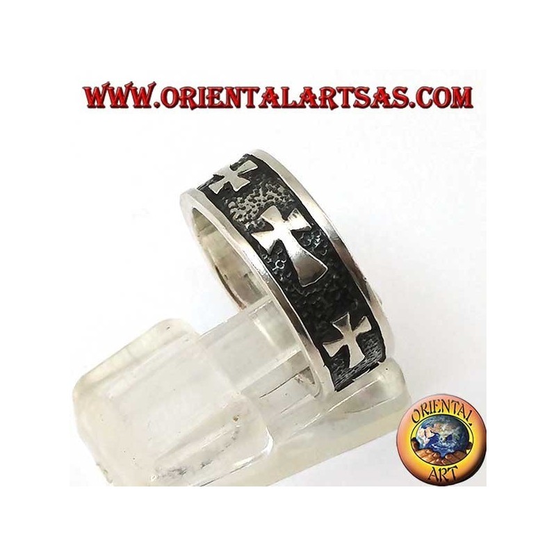 Anillo de plata con cruces en bajorrelieve