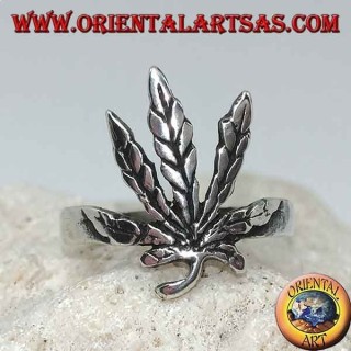 Anello in argento con foglia di marijuana intagliata