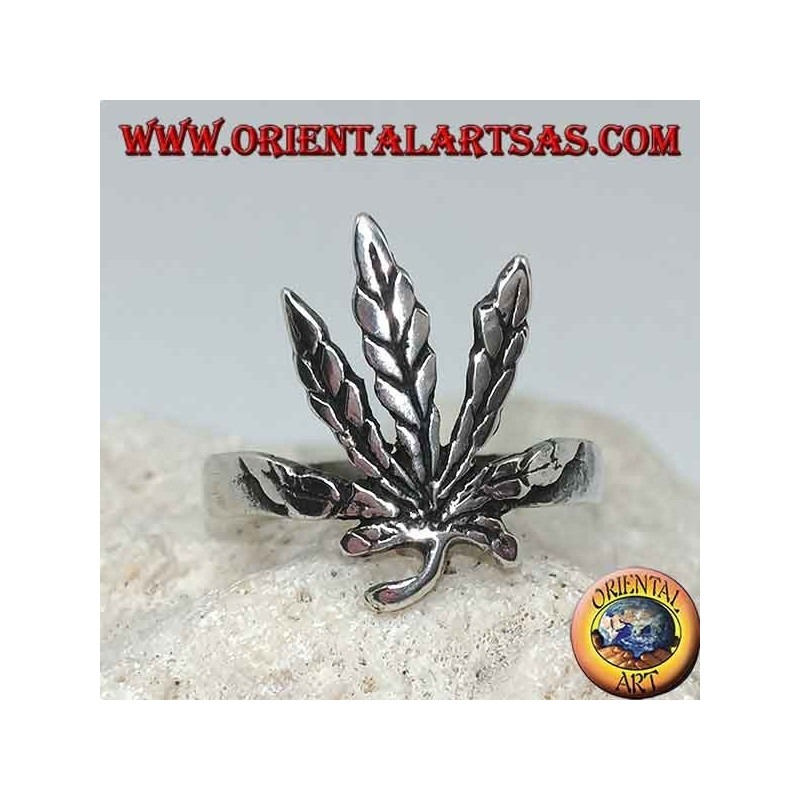 Bague en argent avec feuille de marijuana sculptée