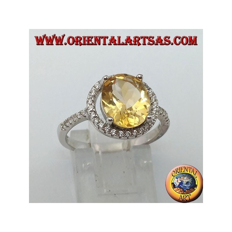 Anello in argento con topazio naturale sospesa su un cerchio di zirconi