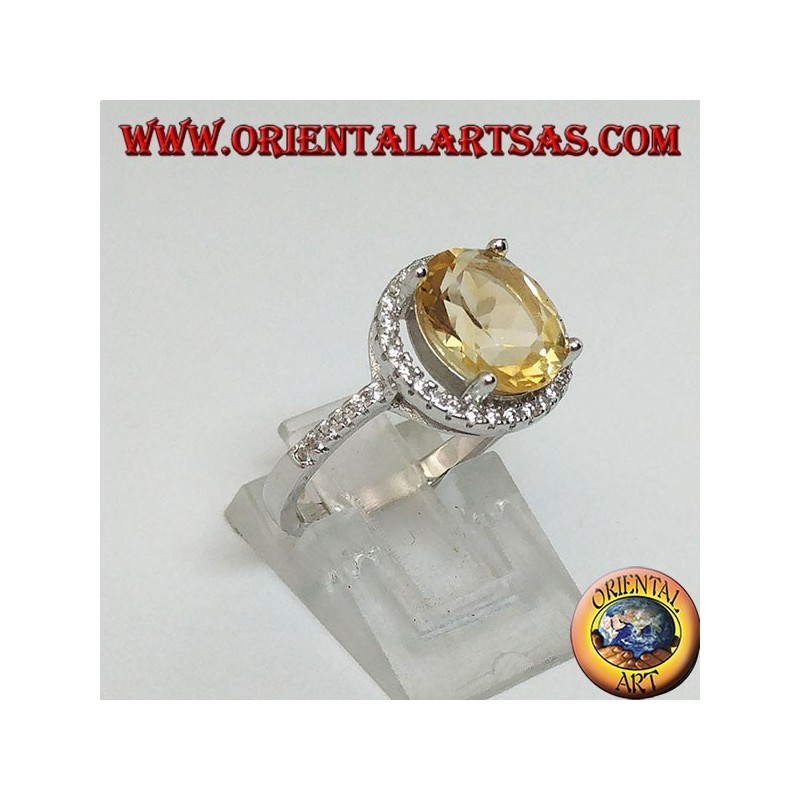 Anello in argento con topazio naturale sospesa su un cerchio di zirconi