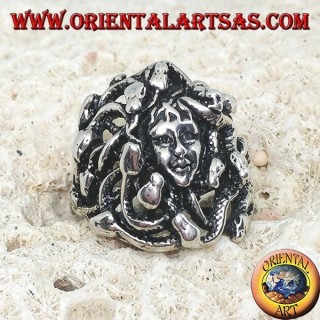 Anello in argento testa di medusa con serpenti
