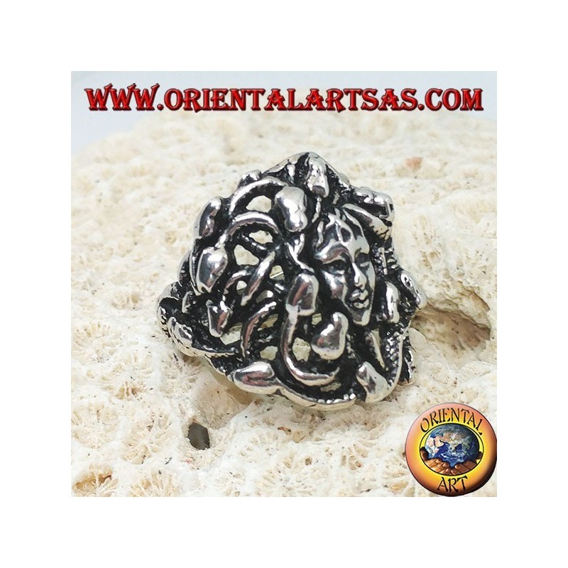Anillo de plata con cabeza de medusa y serpientes
