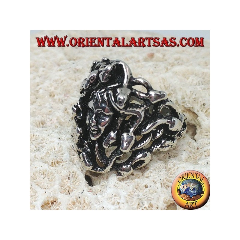 Anillo de plata con cabeza de medusa y serpientes