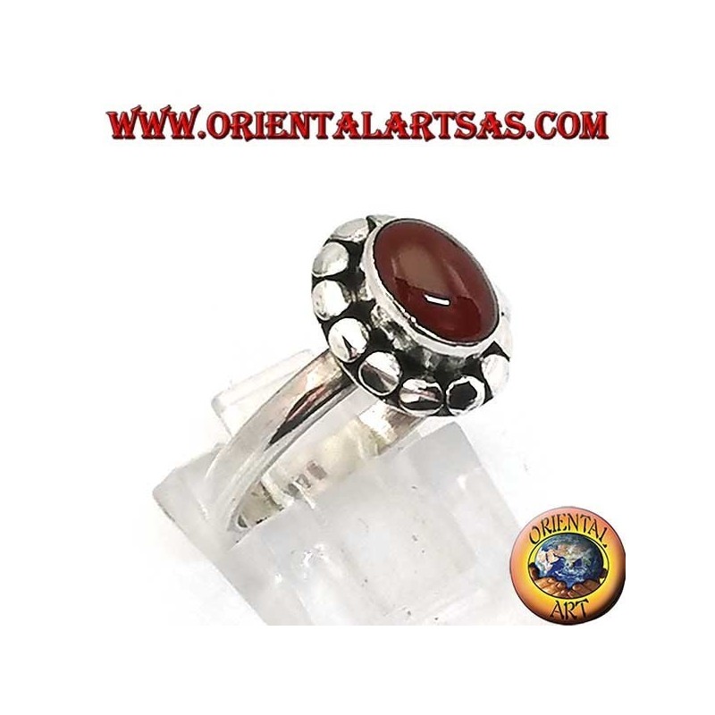 Anillo de plata con cornalina cabujón ovalada rodeada de tachuelas