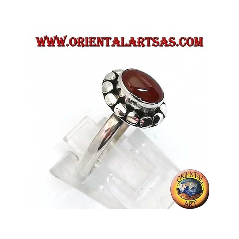 Silberring mit ovalem Cabochon-Karneol, umgeben von Nieten