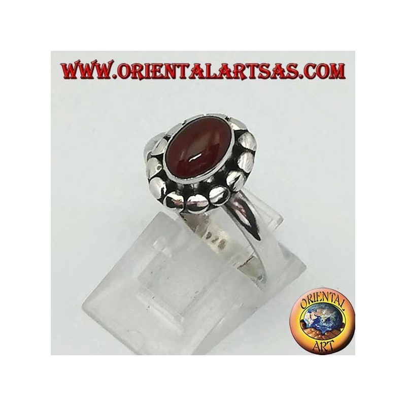 Silberring mit ovalem Cabochon-Karneol, umgeben von Nieten