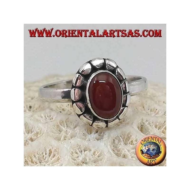 Anello in argento con corniola ovale a cabochon contornata da borchie