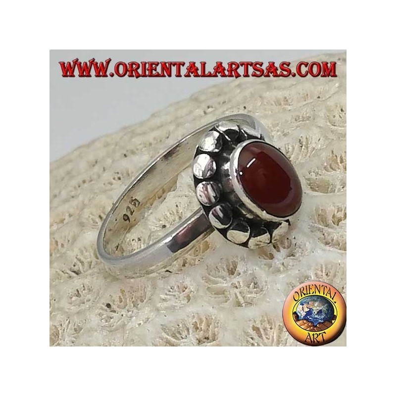 Bague en argent avec cornaline cabochon ovale entourée de clous