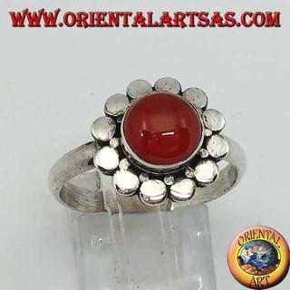 Bague en argent avec une cornaline ronde en cabochon entourée de clous