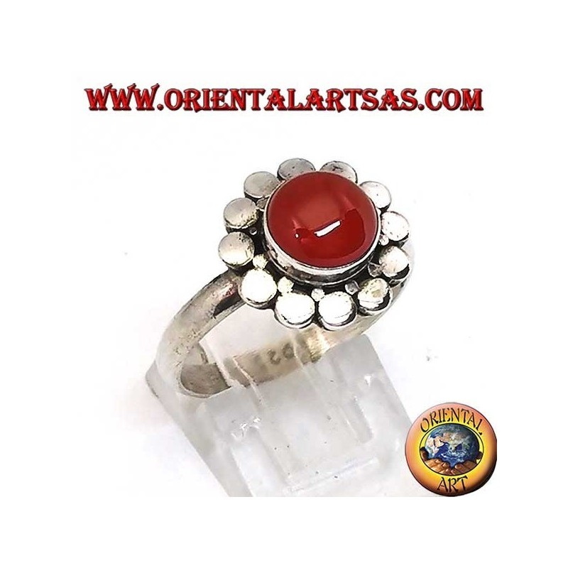 Anello in argento con corniola tonda a Cabochon contornata da borchie