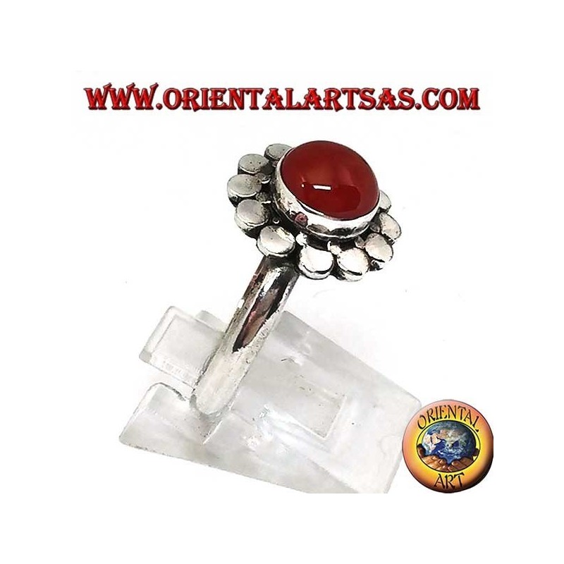 Anello in argento con corniola tonda a Cabochon contornata da borchie