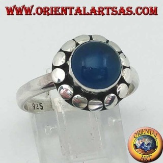 Anello in argento con agata blu,  taglio Cabochon contornata da borchie