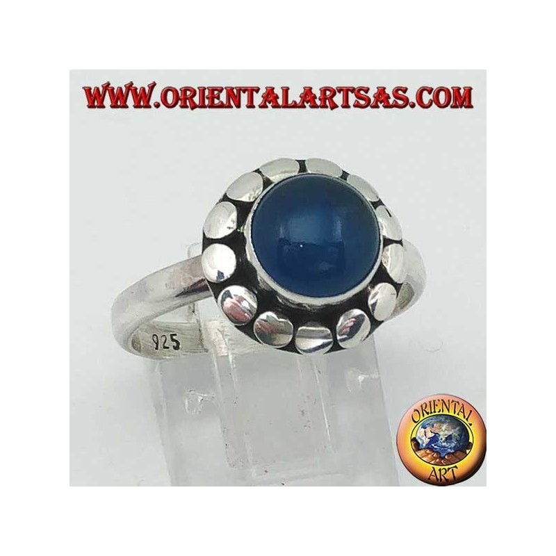 Bague en argent avec agate bleue, taille cabochon entourée de clous