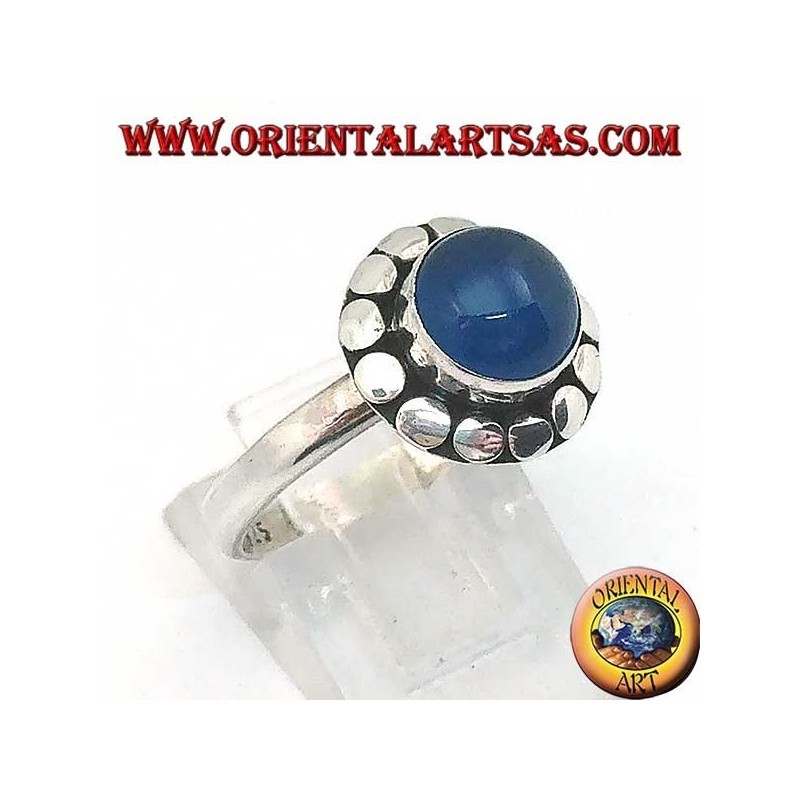 Anillo de plata con ágata azul, corte cabujón rodeado de tachuelas
