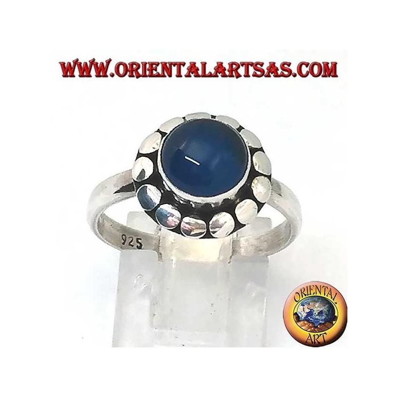Bague en argent avec agate bleue, taille cabochon entourée de clous