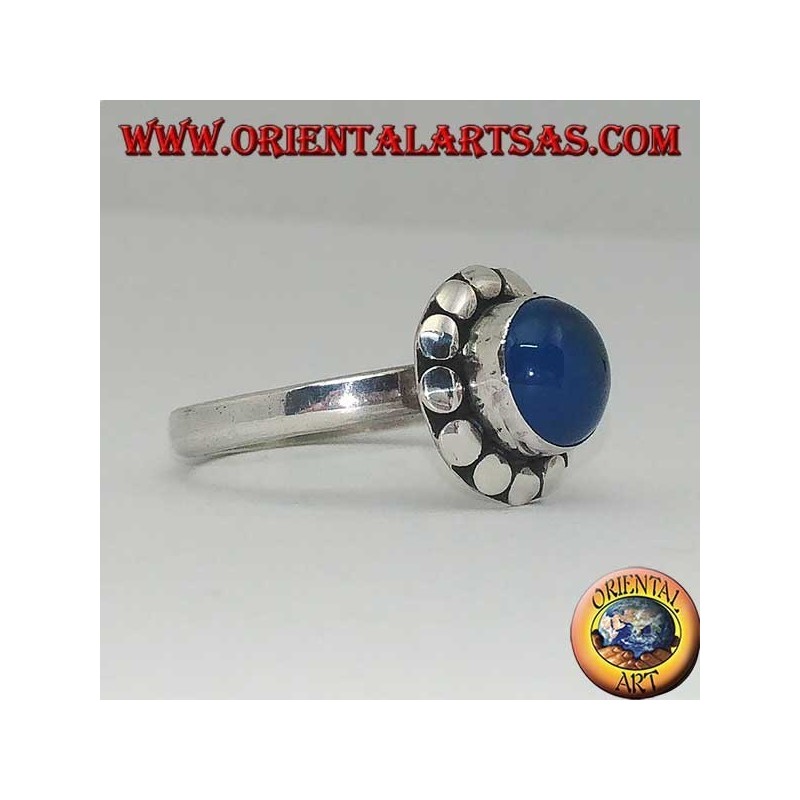 Anillo de plata con ágata azul, corte cabujón rodeado de tachuelas