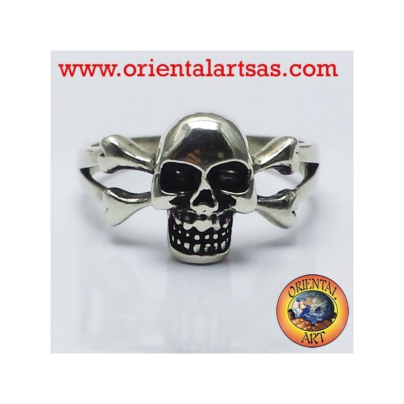 cráneo anillo de plata con los huesos