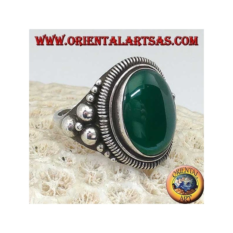 Anillo de plata con un gran cabujón de ágata verde ovalada