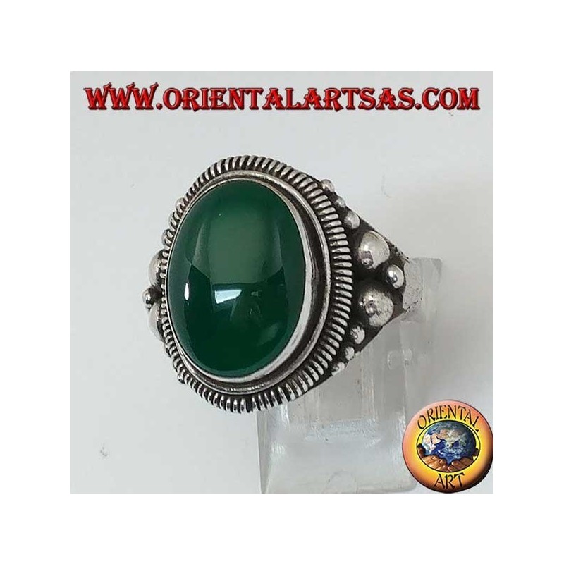 Anillo de plata con un gran cabujón de ágata verde ovalada