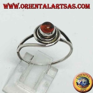Anillo de plata con ámbar redondo natural envuelto en hilo de plata.