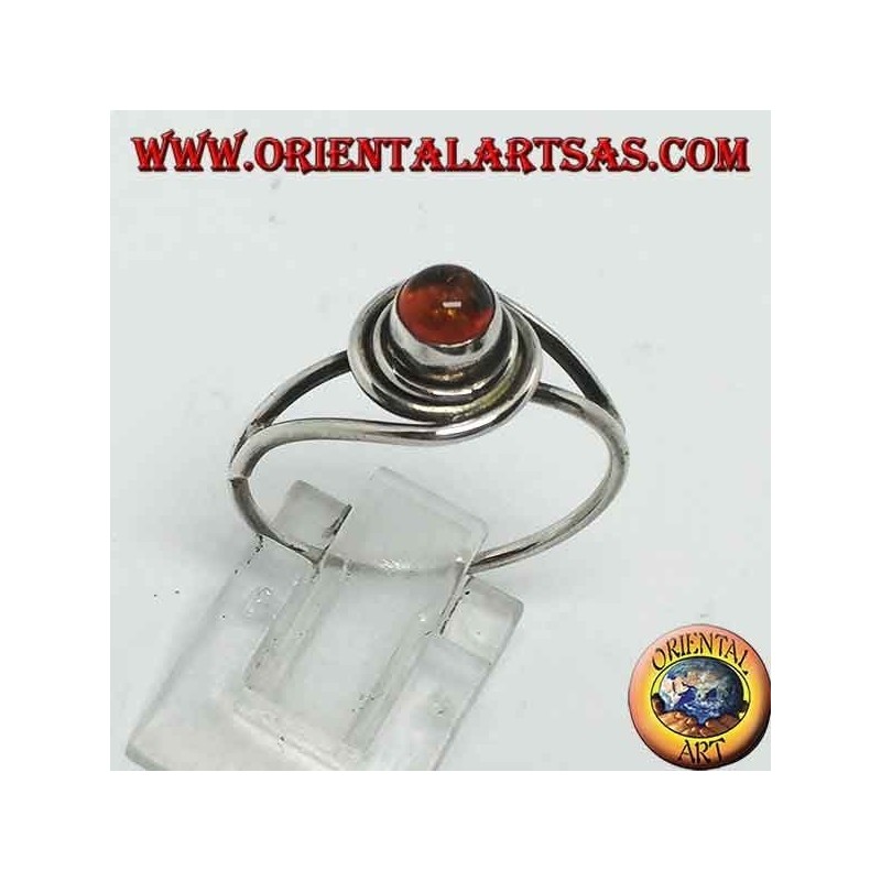 Bague en argent avec ambre naturel rond enveloppé d'un fil d'argent