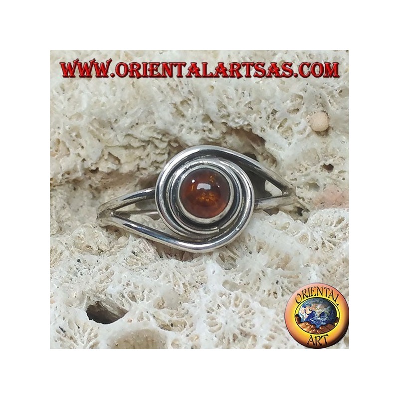 Anillo de plata con ámbar redondo natural envuelto en hilo de plata.