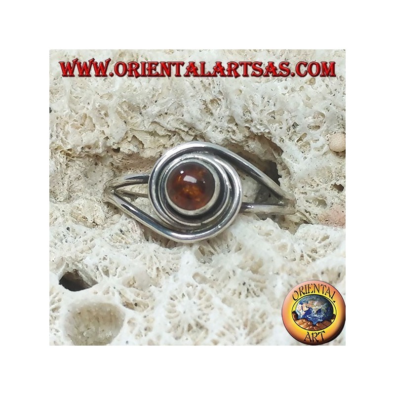 Anillo de plata con ámbar redondo natural envuelto en hilo de plata.