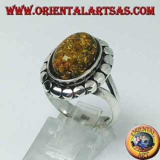 Bague en argent avec ambre ovale vert entouré de clous