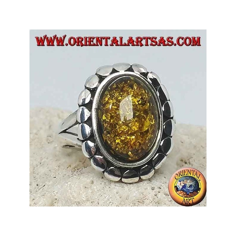 Anello in argento con ambra ovale verde contornata da borchie