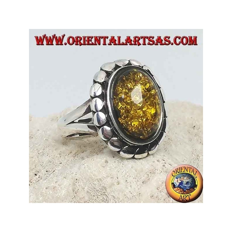 Anello in argento con ambra ovale verde contornata da borchie