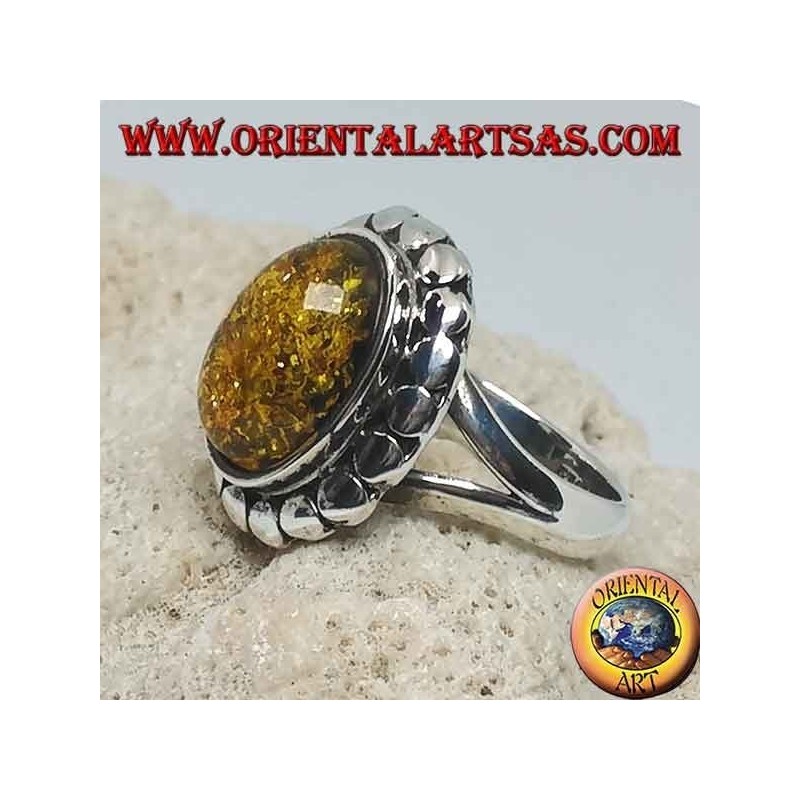 Bague en argent avec ambre ovale vert entouré de clous