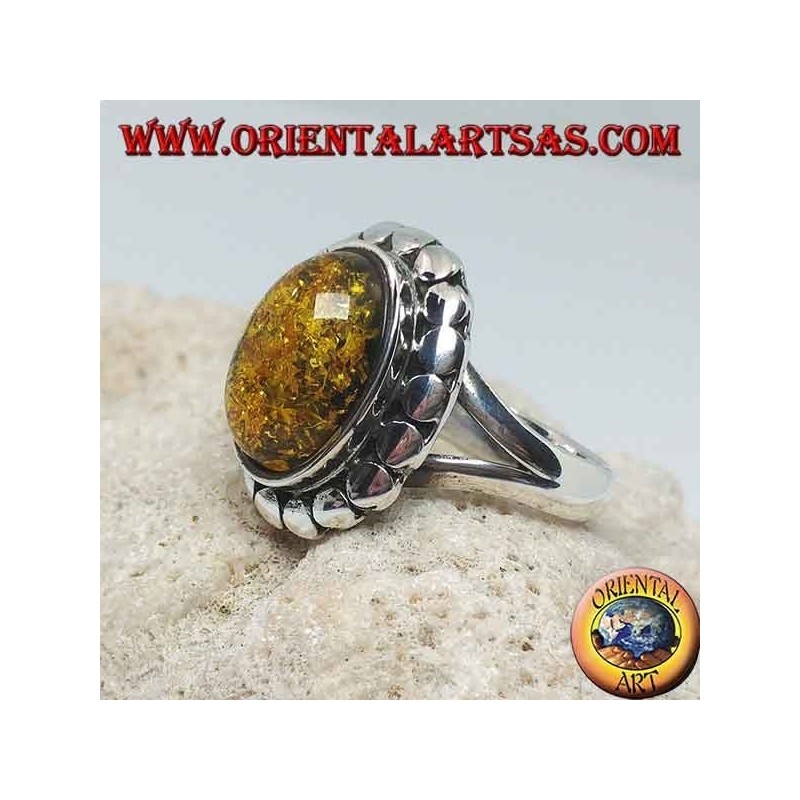 Anillo de plata con ámbar oval verde rodeado de tachuelas