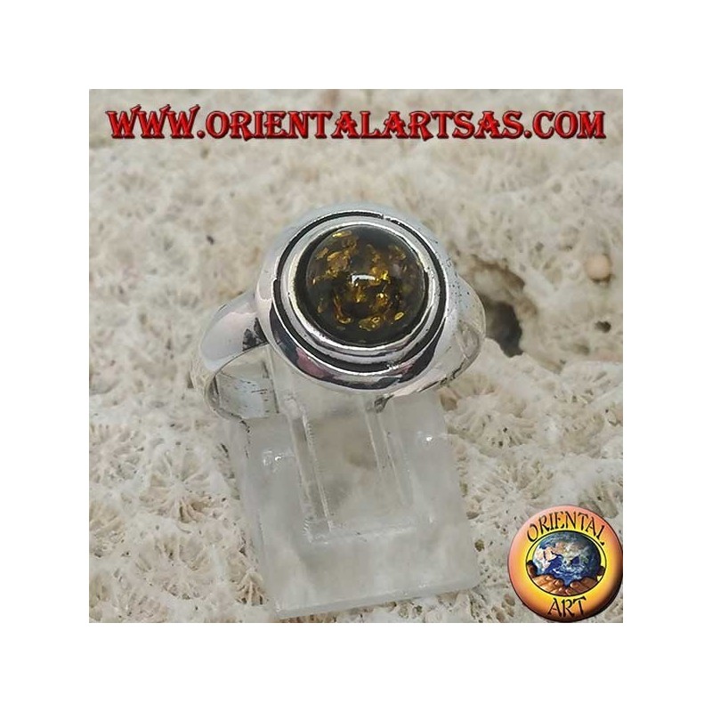 Anello in argento con ambra tonda verde abbracciata da dischi