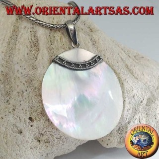 Pendant with round mother of pearl and decorated silver hook