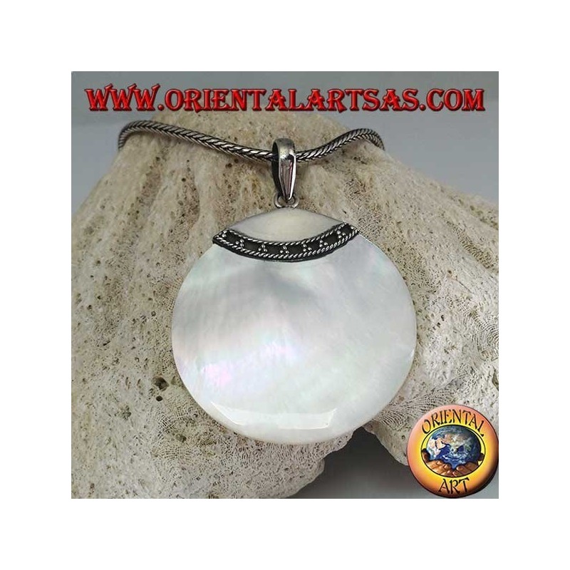 Pendentif avec nacre ronde et crochet en argent décoré