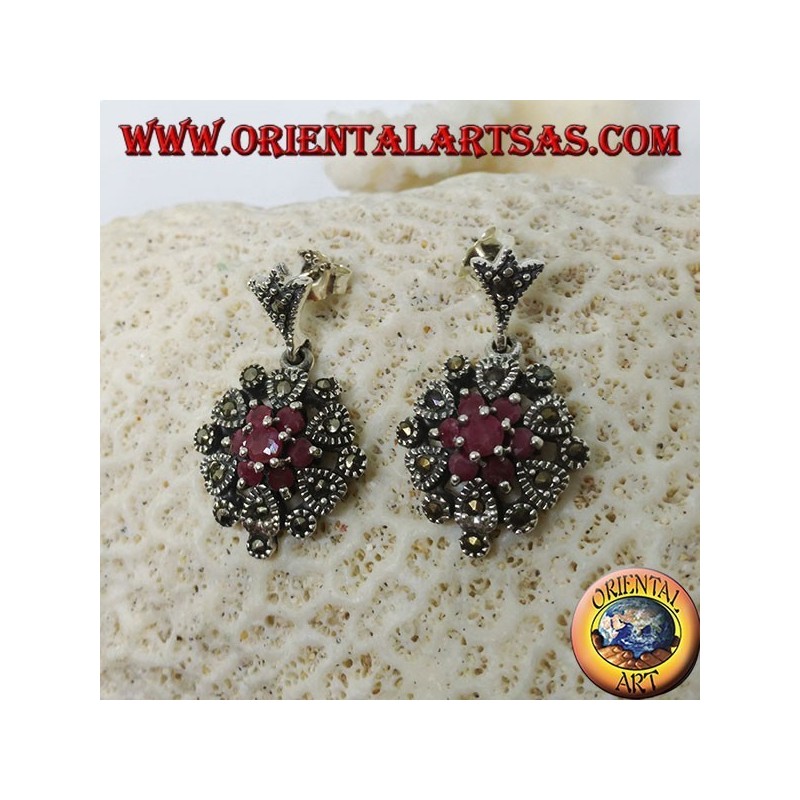 Orecchini in argento pendenti con 1+6 rubini naturali tondi incastonati contornato da marcasite