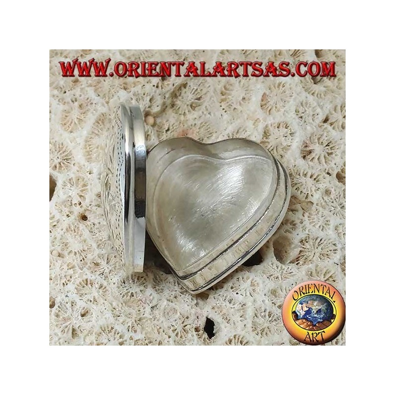 Silver pillbox (925 ‰) with heart-shaped engravings