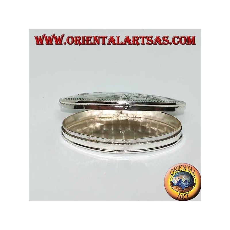 Pill box in silver (925 ‰) with engravings, oval in shape