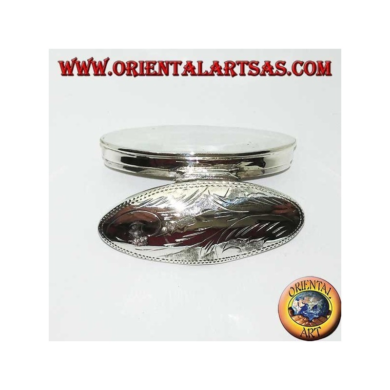 Pill box in silver (925 ‰) with engravings, oval in shape