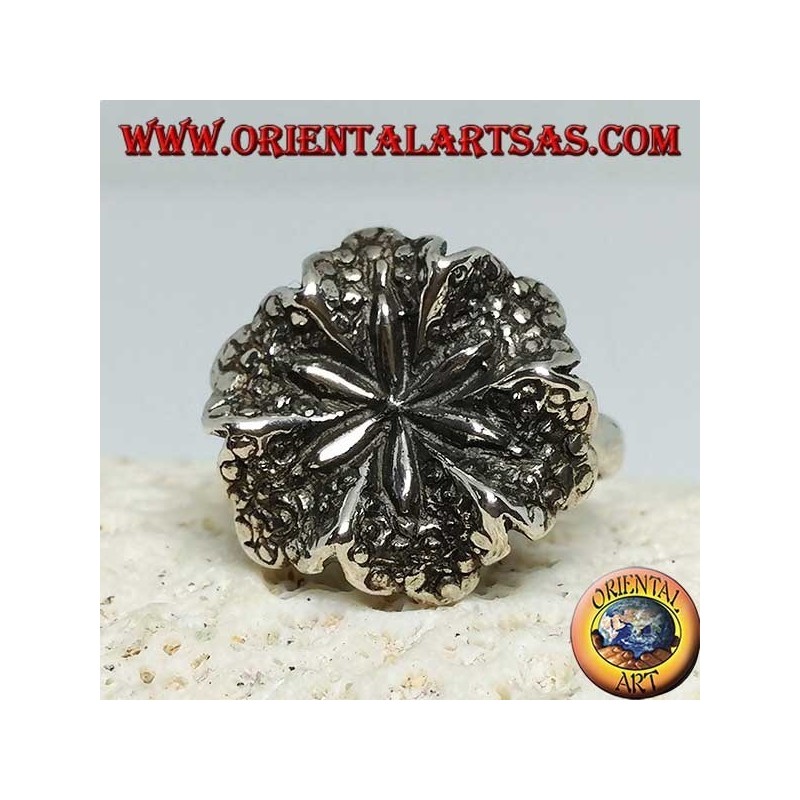 Bague en argent en forme de fleur de lys, symbole de pureté