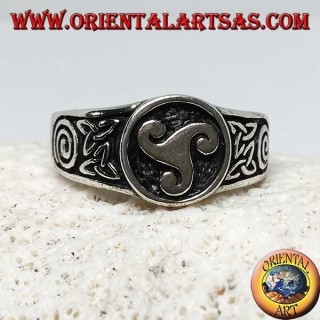 Anillo triskell de plata con nudo de tyrone y espiral en los lados.