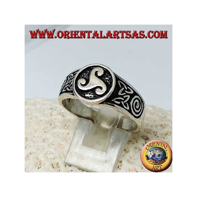 Anillo triskell de plata con nudo de tyrone y espiral en los lados.