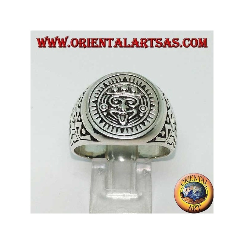 Anello in argento raffigurante la pietra del Sole (monolite azteco)