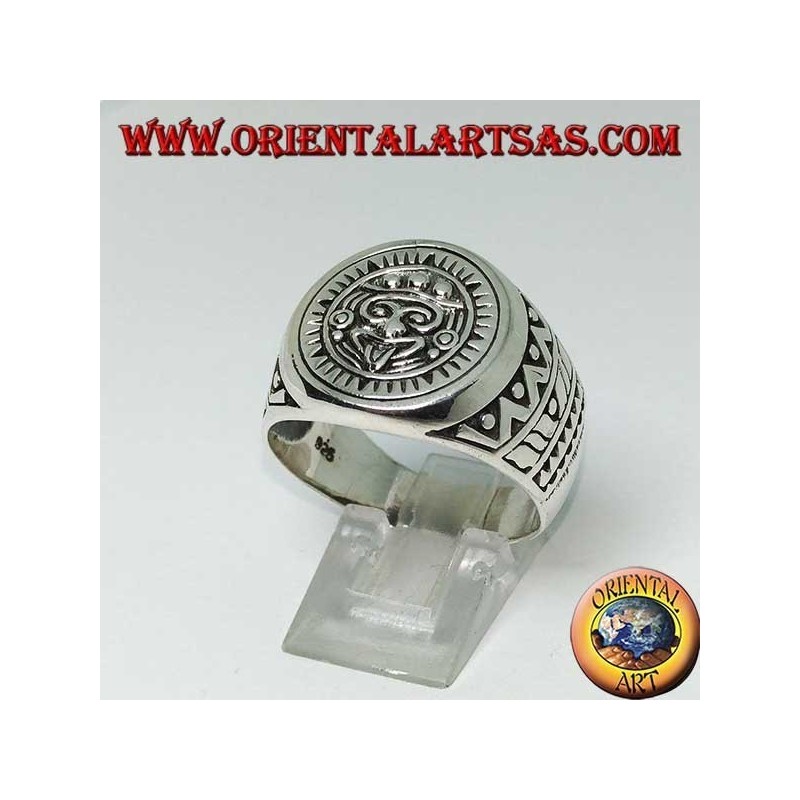 Anillo de plata que representa la piedra del sol (monolito azteca)